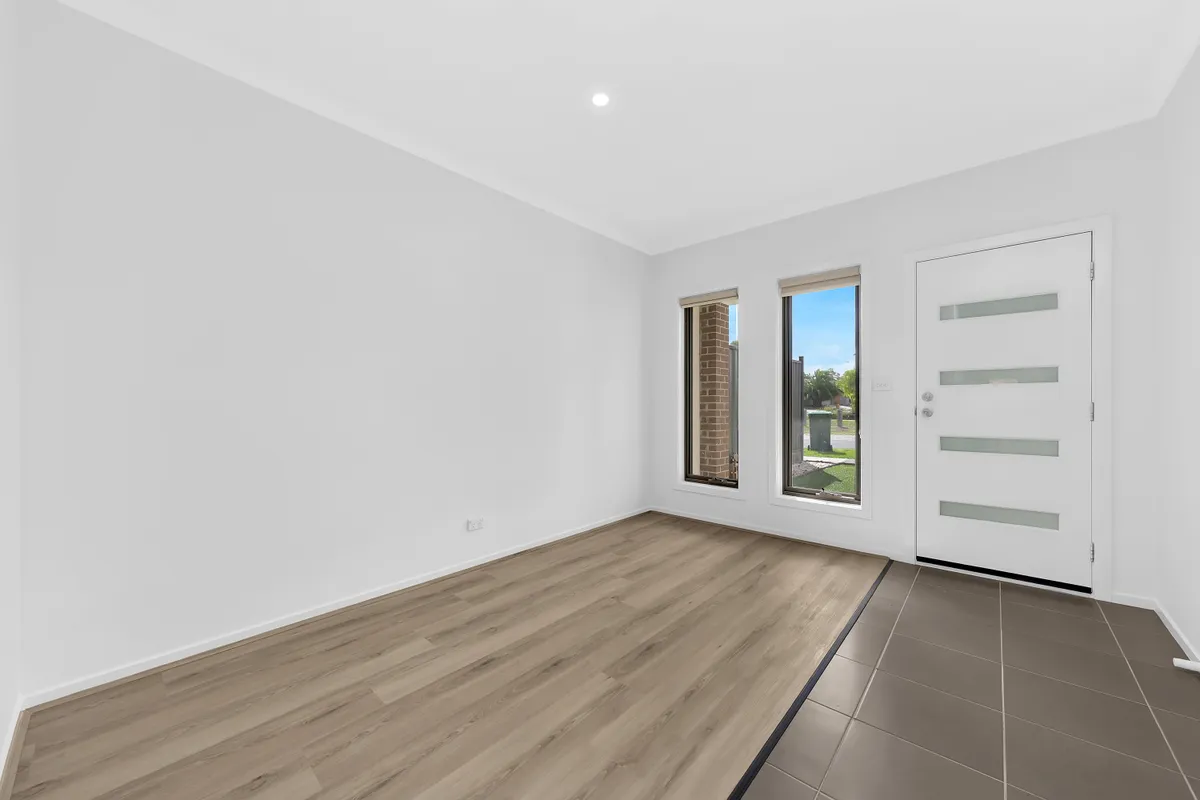 19 CUTLEAF CRESCENT, Tarneit VIC 3029 — property photograph 2